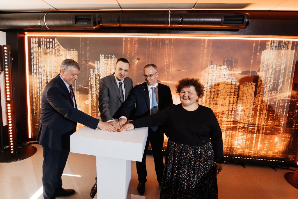 На фото (слева направо) ректор УрФУ Виктор Кокшаров, заместитель губернатора Свердловской области Дмитрий Ионин, генеральный директор УЦСБ Валентин Богданов, директор ИЕНиМ Светла.jpg На фото (слева направо) ректор УрФУ Виктор Кокшаров, заместитель губернатора Свердловской области Дмитрий Ионин, генеральный директор УЦСБ Валентин Богданов, директор ИЕНиМ Светла.jpg